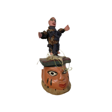 Masque Guèlèdè Homme Bras Ouverts – L’Hommage aux Forces Féminines de la Société Yoruba